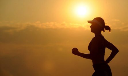 kobieta uprawia jogging w pełnym słońcu