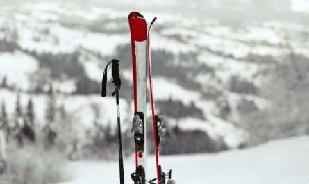 zbliżenie-nart-wbitych-w-śnieg-na-tle-alpejskiego-pejzażu