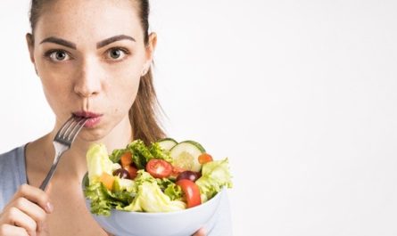 kobieta je salatke z diety 1200 kcal