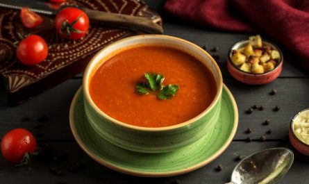 zupa pomidorowa w zielonej misce