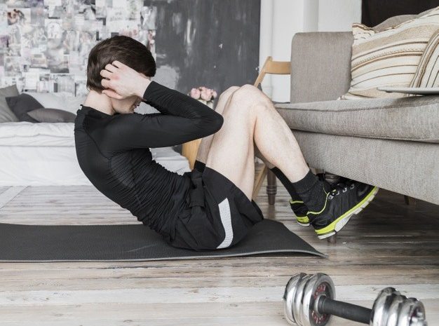 15 najlepszych ćwiczeń na brzuch w domu i bez sprzętu