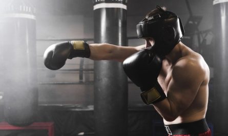 bokser trenuje ciosy na treningu bokserskim