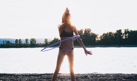 kobieta trenuje z hula hop