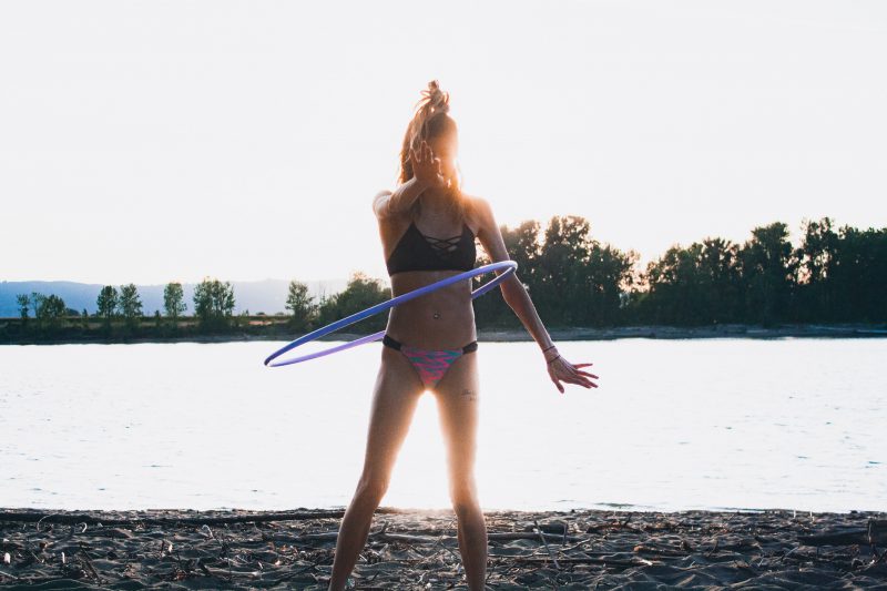 kobieta trenuje z hula hop