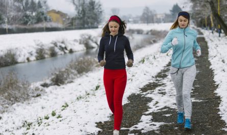 dwie kobiety biegaja w zimie