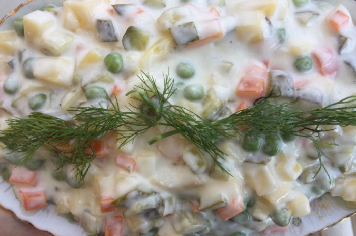 Ile kalorii ma sałatka jarzynowa? Z majonezem i bez