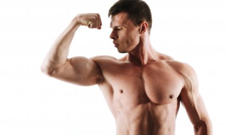 muskularny mezczyzna napina biceps