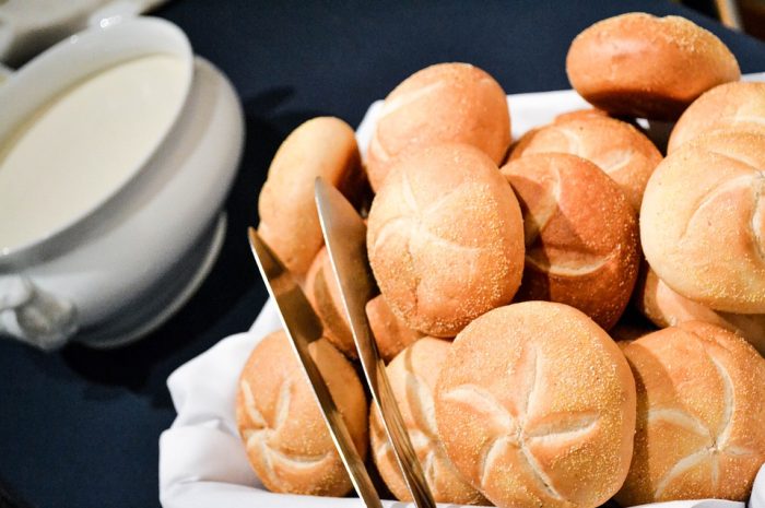 Ile kalorii ma kajzerka? Wieloziarnista, z makiem czy ziarnami