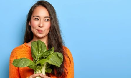 kobieta z zielonymi warzywami