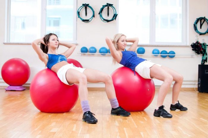 Piłka rehabilitacyjna – jak wykorzystać ją w czasie ćwiczeń?