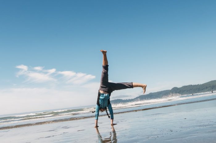 Stanie na rękach – jak nauczyć się stać na rękach? Nauka krok po kroku