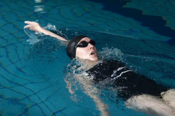 Jak nauczyć się pływać? 10 wskazówek do samodzielnej nauki pływania