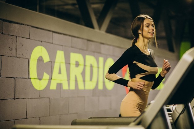 kobieta robi trening cardio
