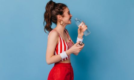 kobieta pije wode z butelki