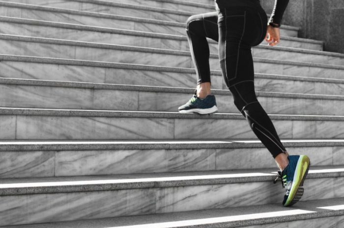 Wchodzenie po schodach – co daje? Efekty treningu