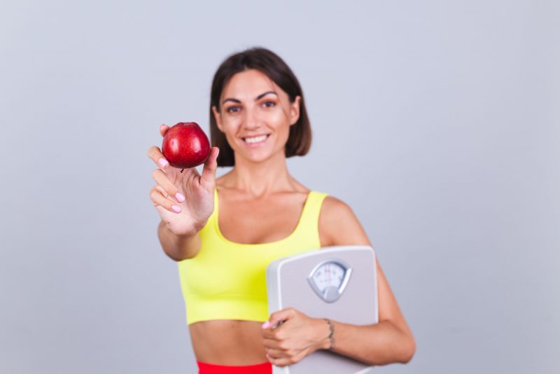 kobieta z jablkiem i waga