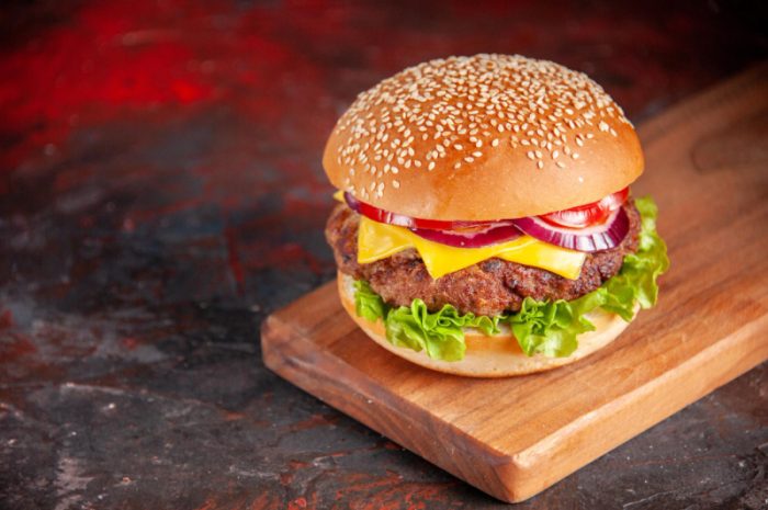 Ile kalorii ma cheeseburger? Sprawdzamy McDonald’s, Burger King i inne