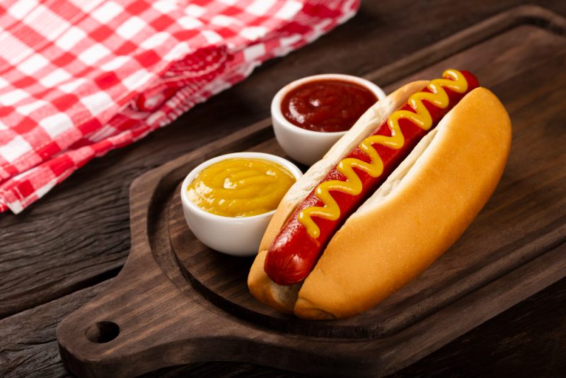 hot dog z musztarda i ketchupem