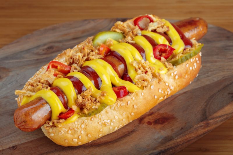 hot dog z prazona cebulka