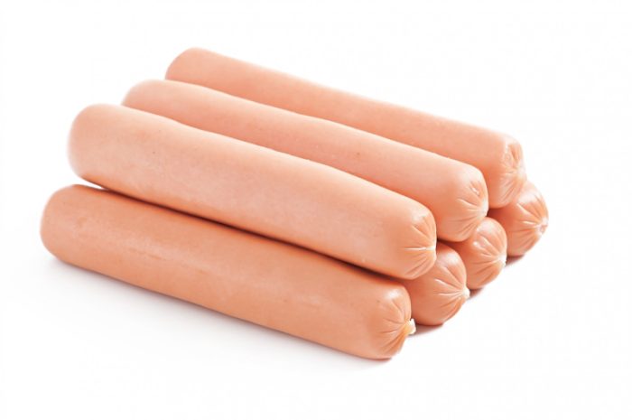 Ile kalorii mają parówki? Z indyka, z szynki czy drobiowe