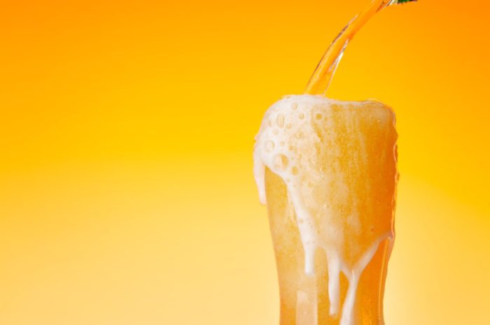 Ile kalorii ma piwo bezalkoholowe? Lech Free, Tyskie, Żywiec i inne