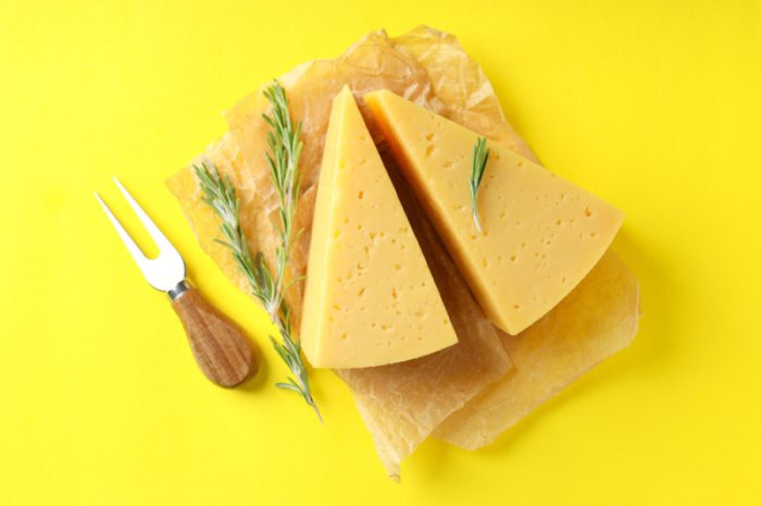 Ile kalorii ma ser żółty? Plaster i cała kostka