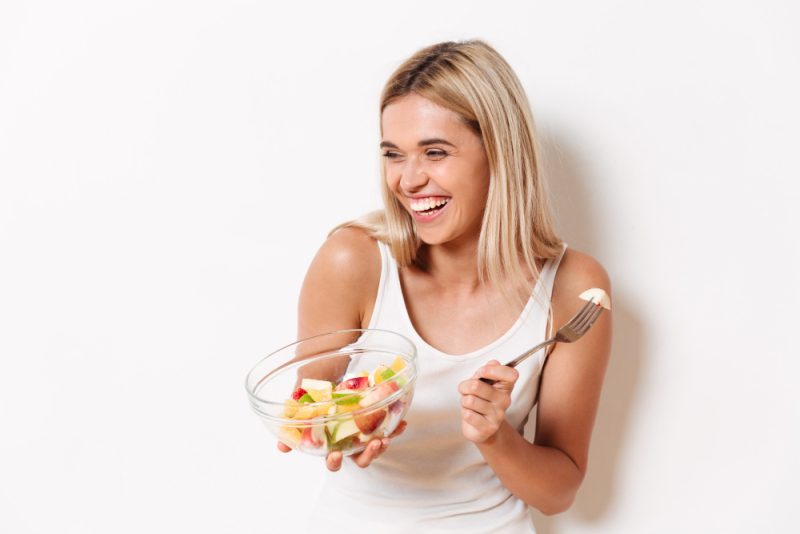 kobieta je zdrowa salatke