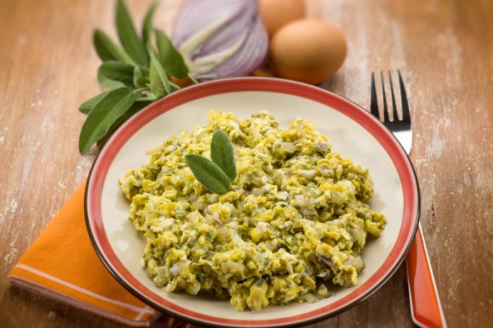 15 przepisów na jajecznicę – najlepsze pomysły na popularne śniadanie!