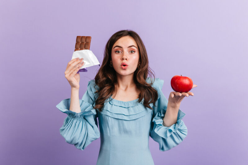 kobieta robi diet break i je czekolade