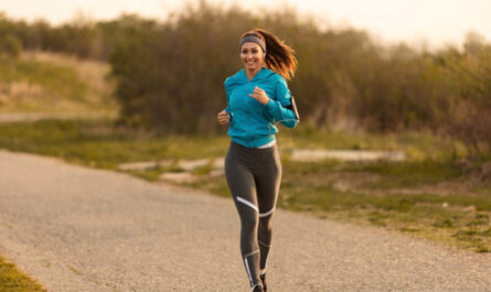 kobieta biegnie na 10 km
