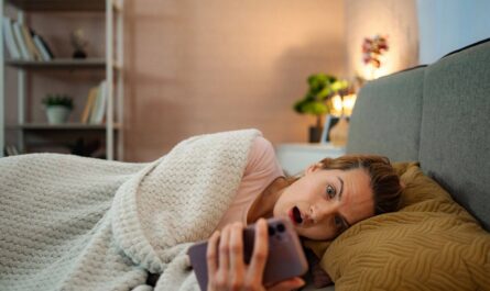 Doomscrolling - dlaczego mózg karmi się złymi wiadomościami