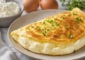 Puszysty omlet z serka wiejskiego - szybkie śniadanie