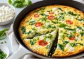Frittata z serkiem wiejskim - sycące danie z jajek